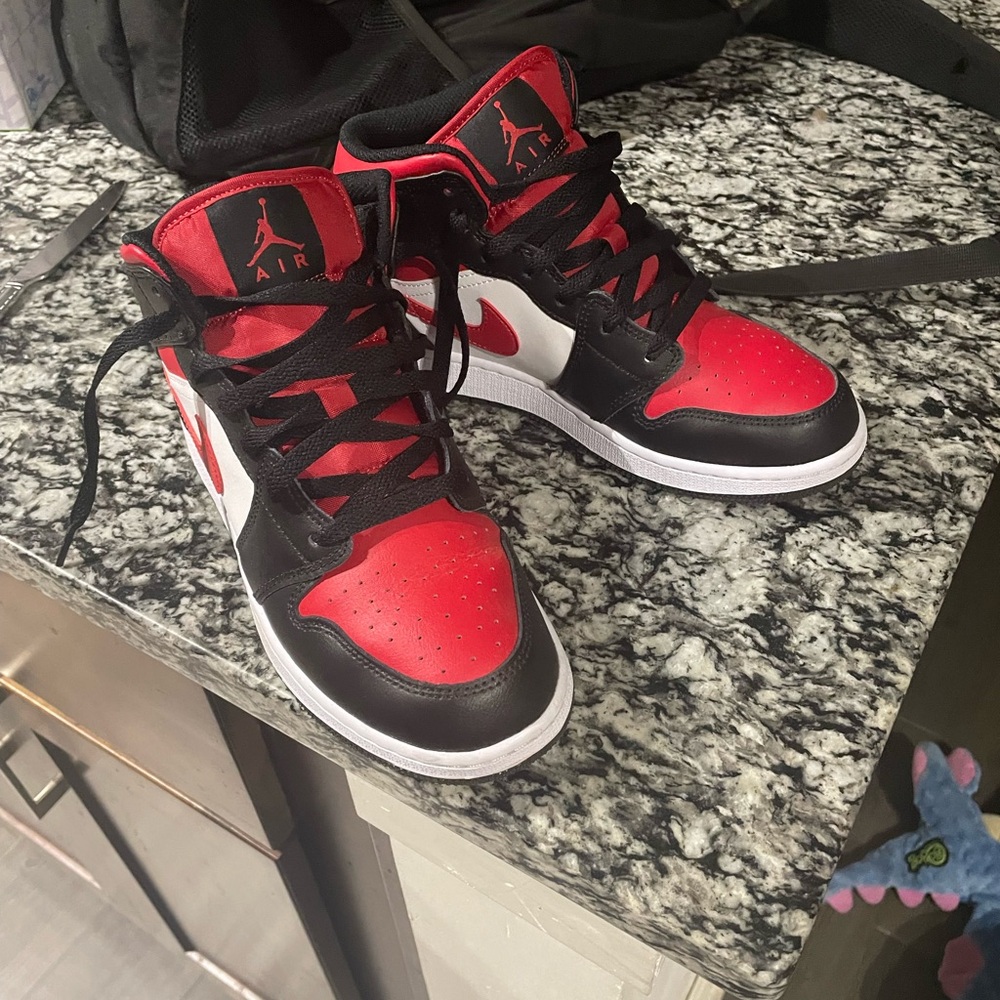 Air Jordan 1 Mid GS 'Black Fire Red'